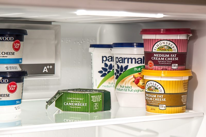 Verschiedene Lebensmittel stehen in einem Kühlschrank
