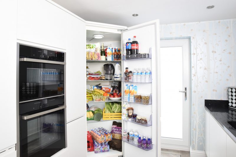 Großer Standkühlschrank, der optisch in die Küche integriert wurde.