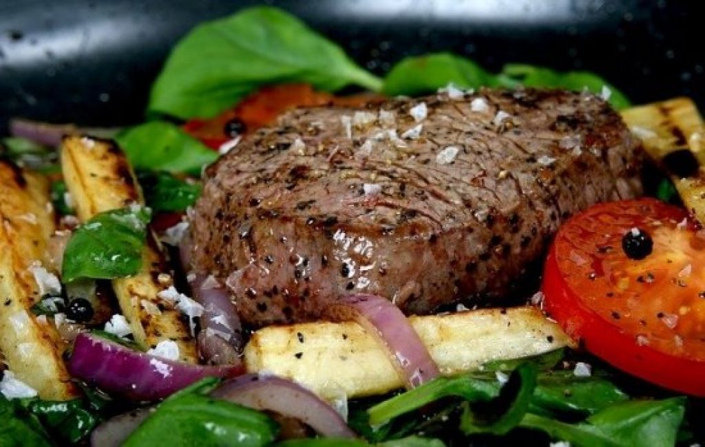 Steak mit Gemüse als Beilage.