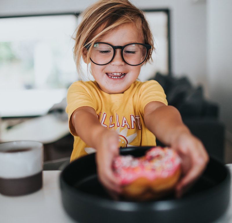 Glückliches Kind mit Donut 