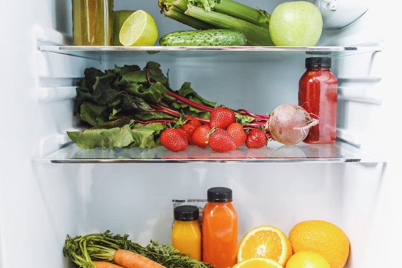 Lebensmittel in einer Kühlschrank Gefrierkombination