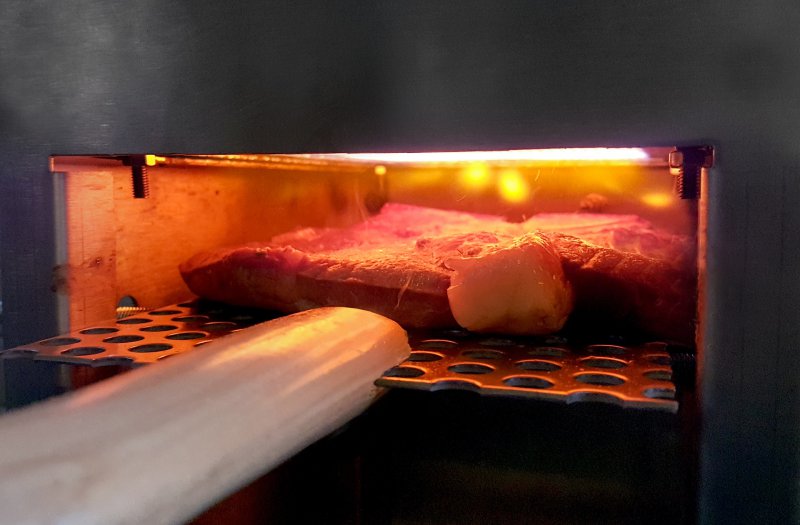 Ein Bild auf dem ein Steak per Oberhitze gegrillt wird