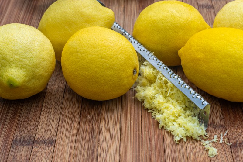 Zitronenschalen mit einer Ingwerreibe abgerieben