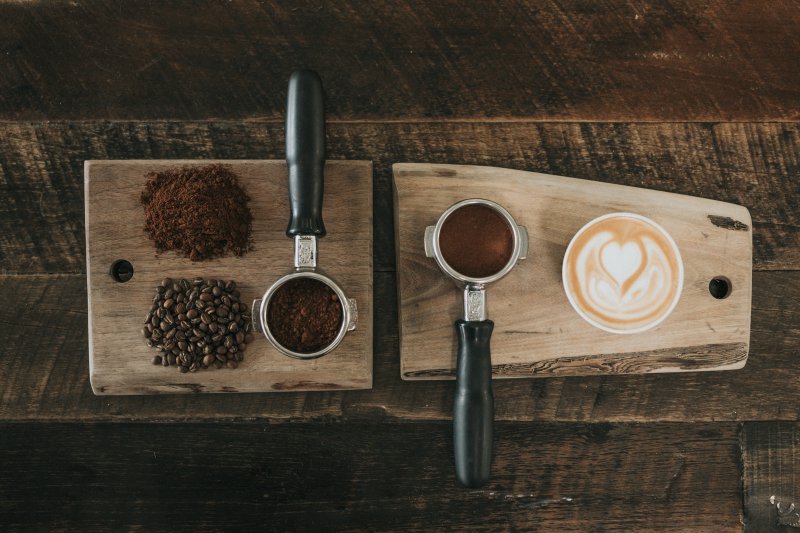 Cappuccino und Kaffeebohnen/pulver
