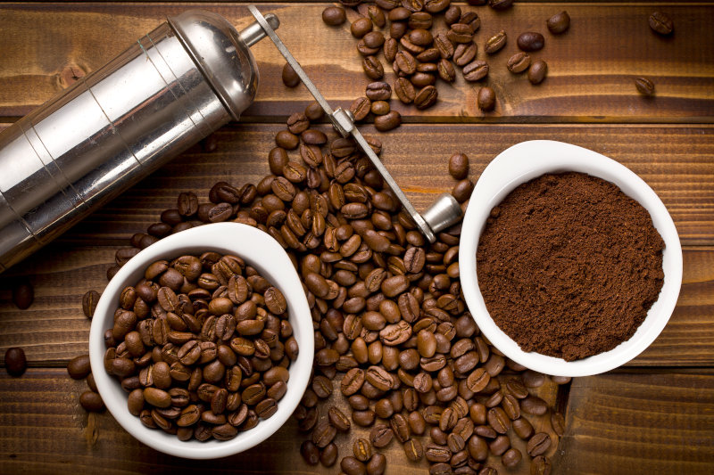 Handkaffeemühle aud Edelstahl mit Kaffeebohnen