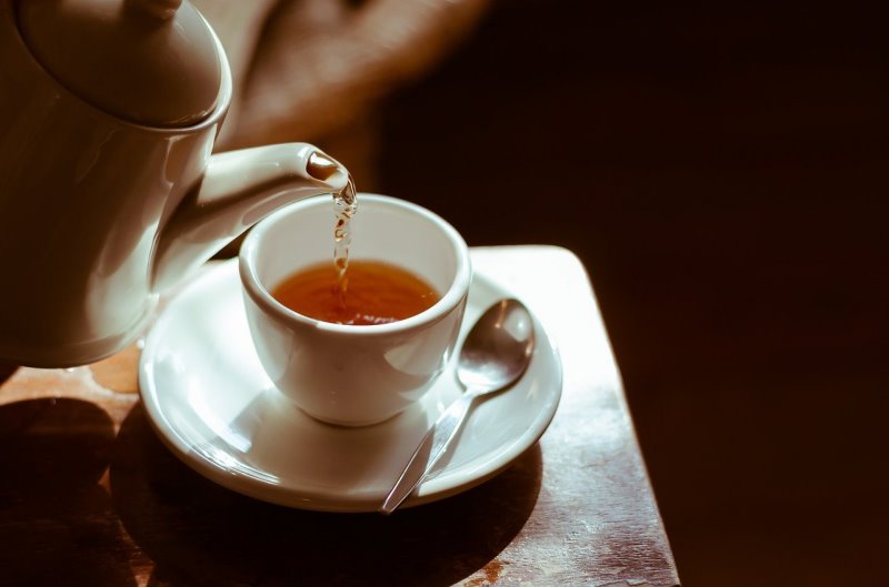 Eine Teekanne aus Keramik mit einer Teetasse auf dem Tisch