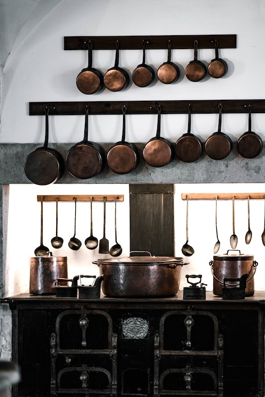 Vintage Kupferpfannen schön in alten Küche platziert. 